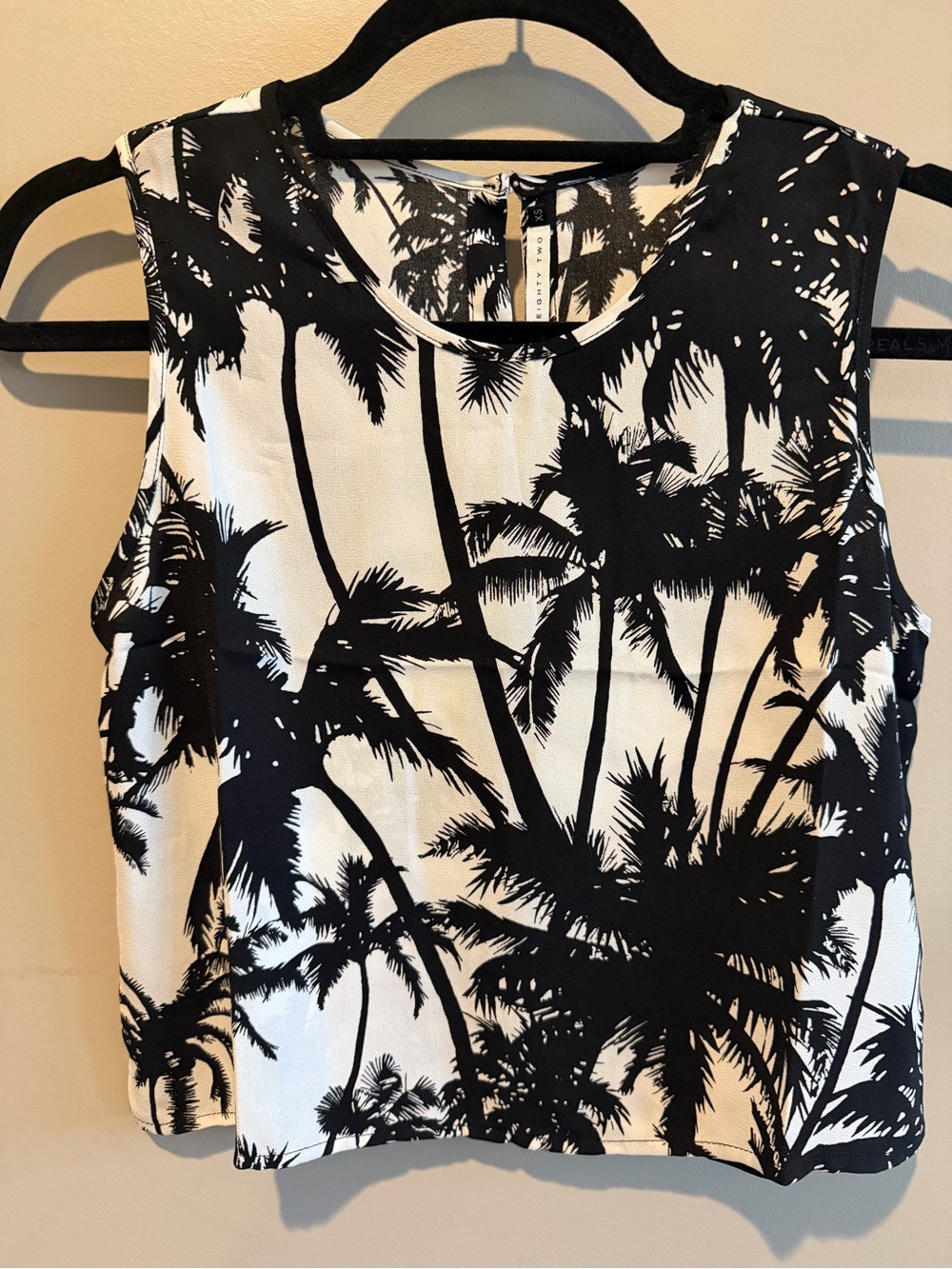Three Eighty Two  Black & _White Sleeveless Palm-Print Crop Top -XS